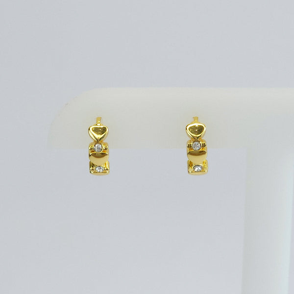 Par de Arracadas Doradas con Corazones y Brillantes