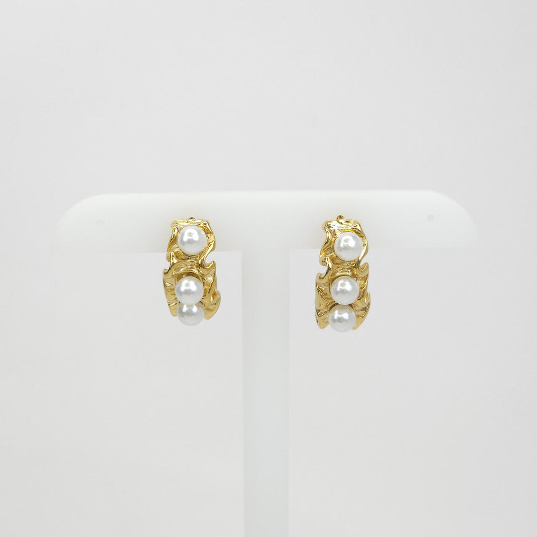 Par de Aretes Dorados con Perlas