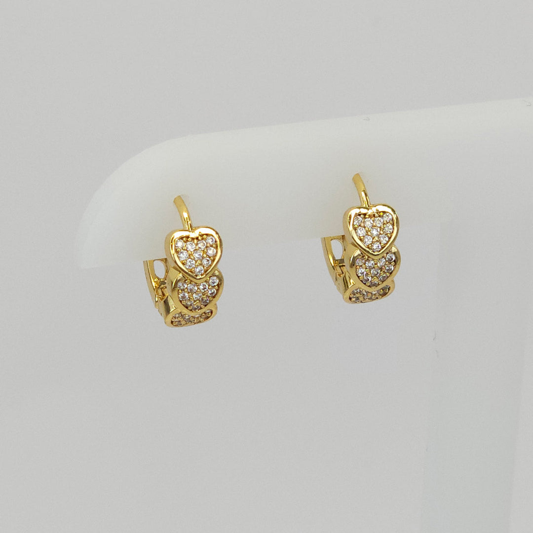 Par de Aretes Dorados con Corazones y Brillantes