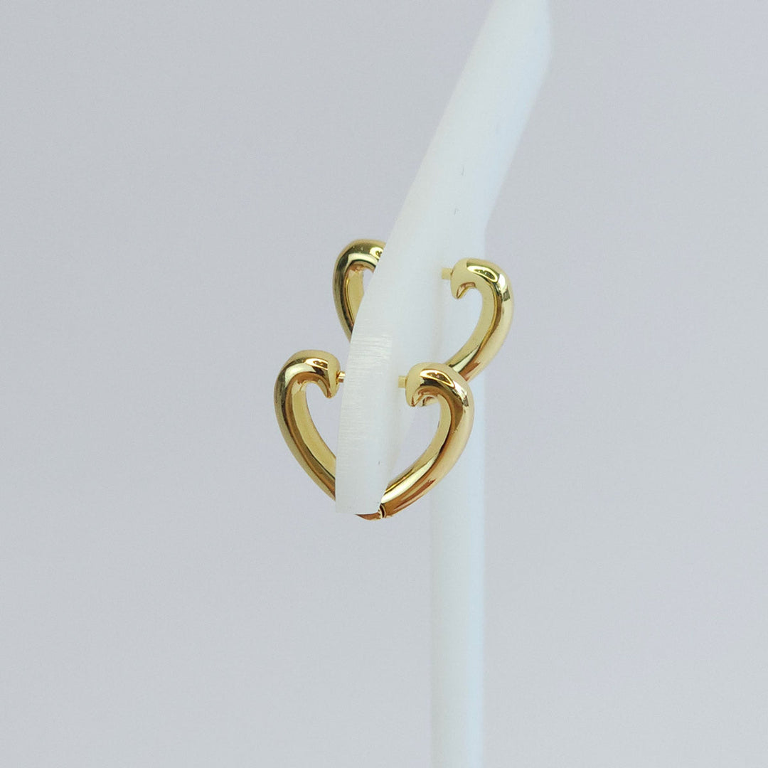 Par de Arracadas en Forma de Corazón Dorado