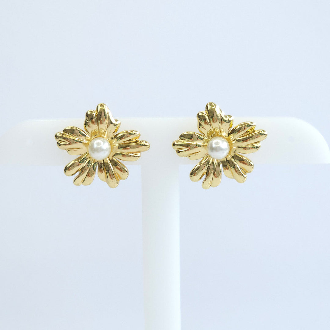 Par de Aretes Dorados en Forma de Flor con Perlas