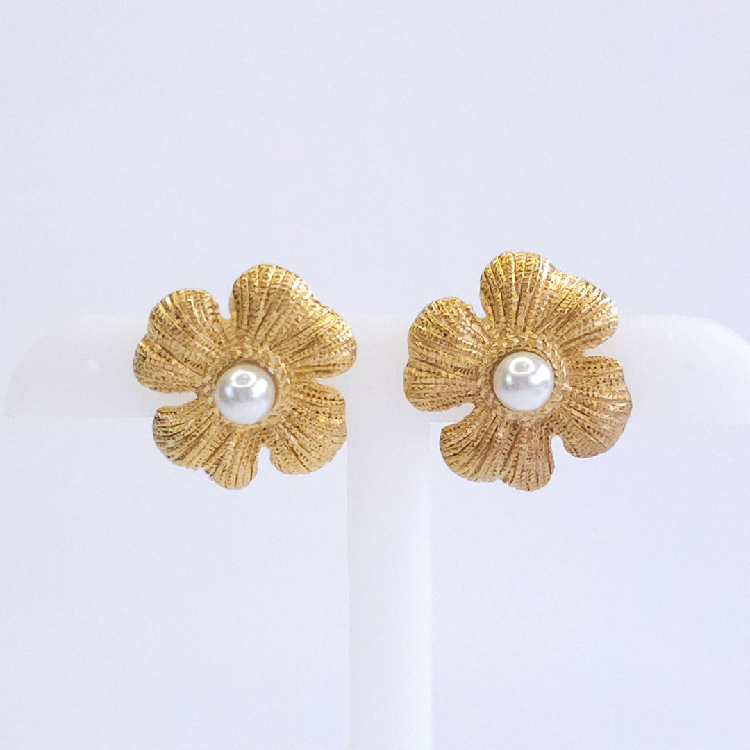 Par de Aretes Dorados en Forma de Flor Con Textura y Perlas