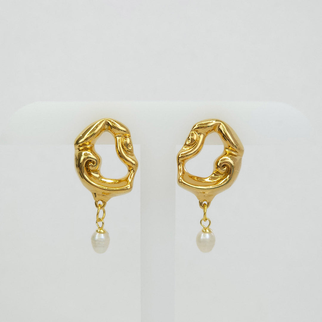 Par de Aretes Dorados con Perla
