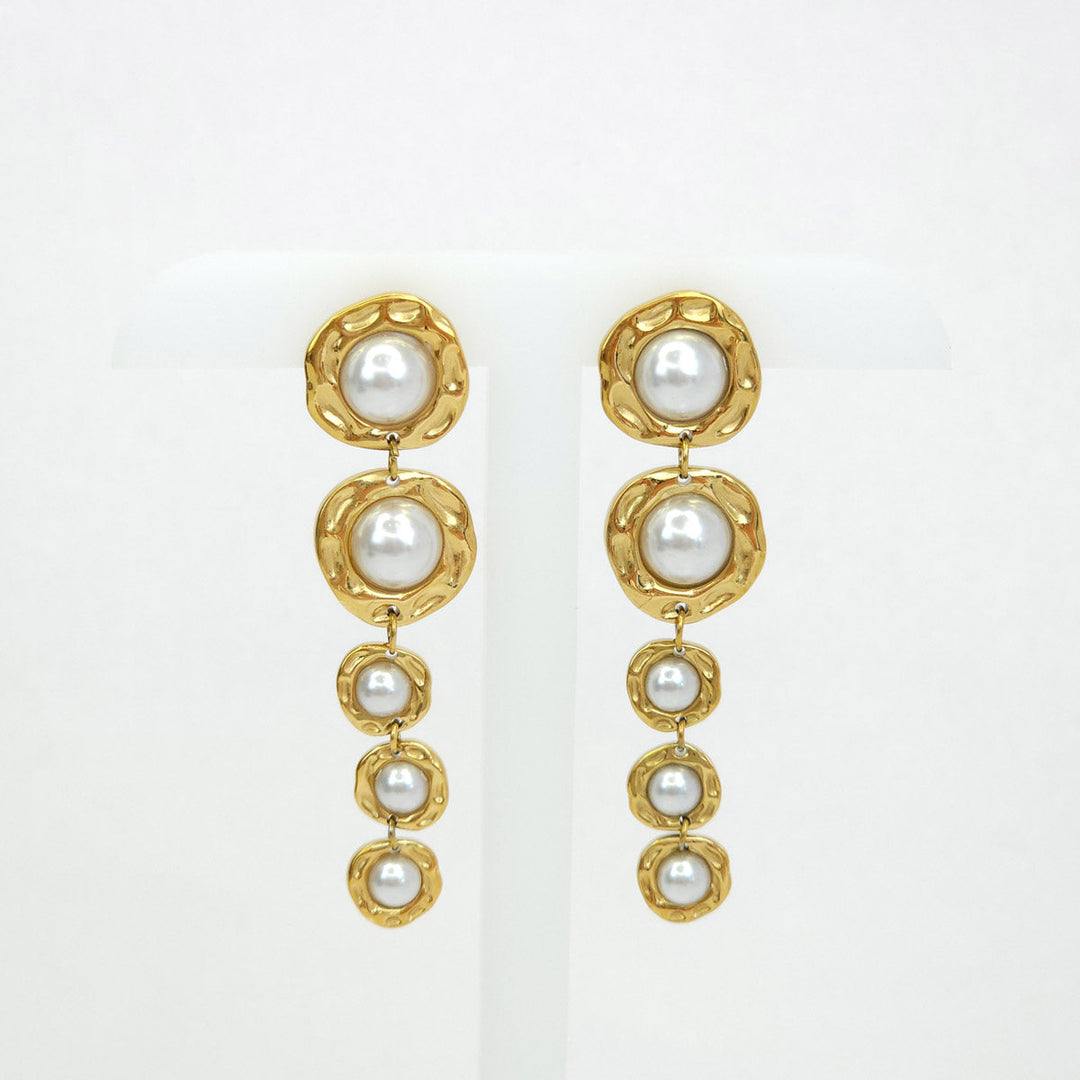 Par de Aretes Dorados con 5 Perlas