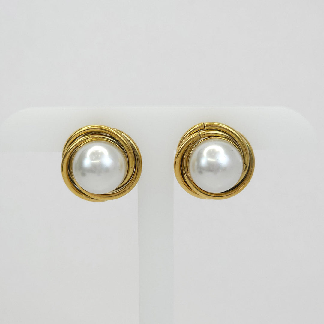 Par de Aretes Dorados con Perlas