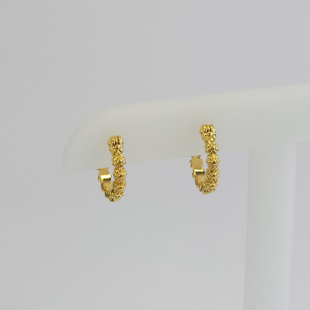 Para de Arracadas Doradas con Figuras de Flores