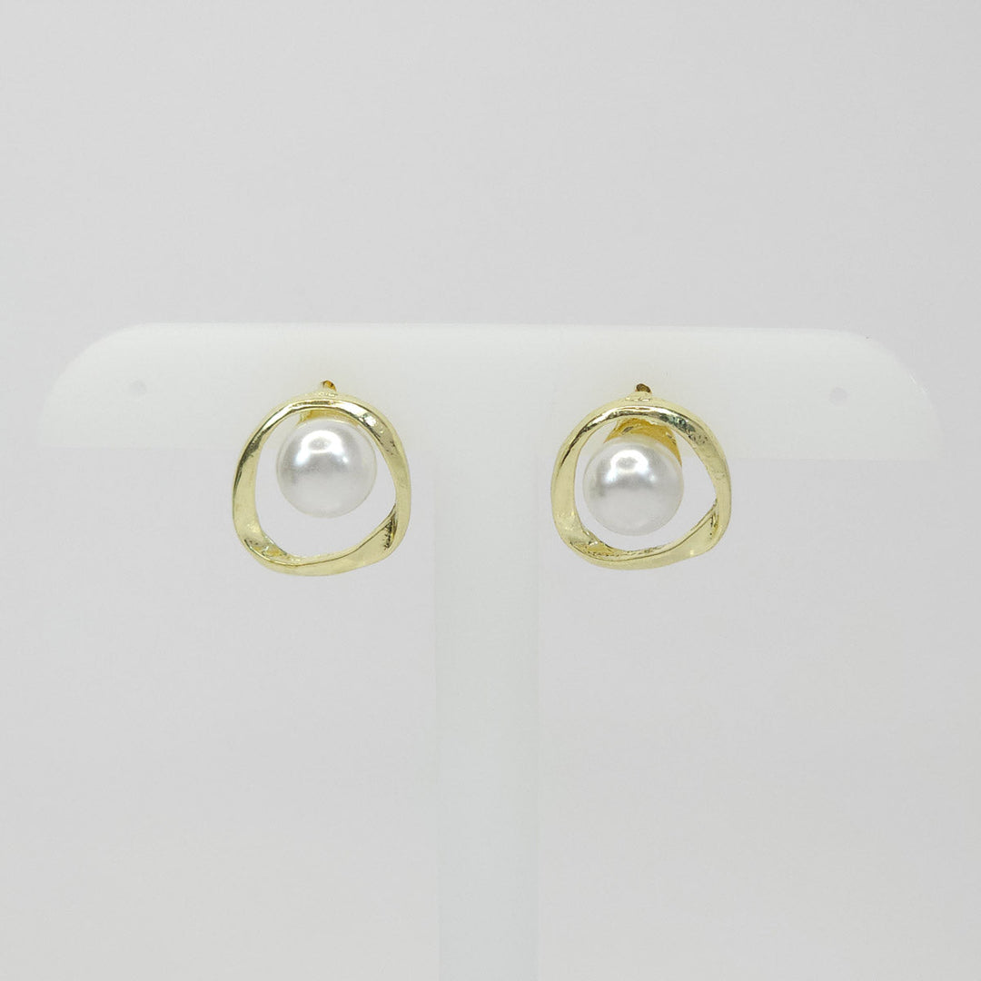 Par de Aretes Dorados con Perlas