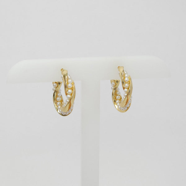 Par de Aretes Dorados con Perlitas