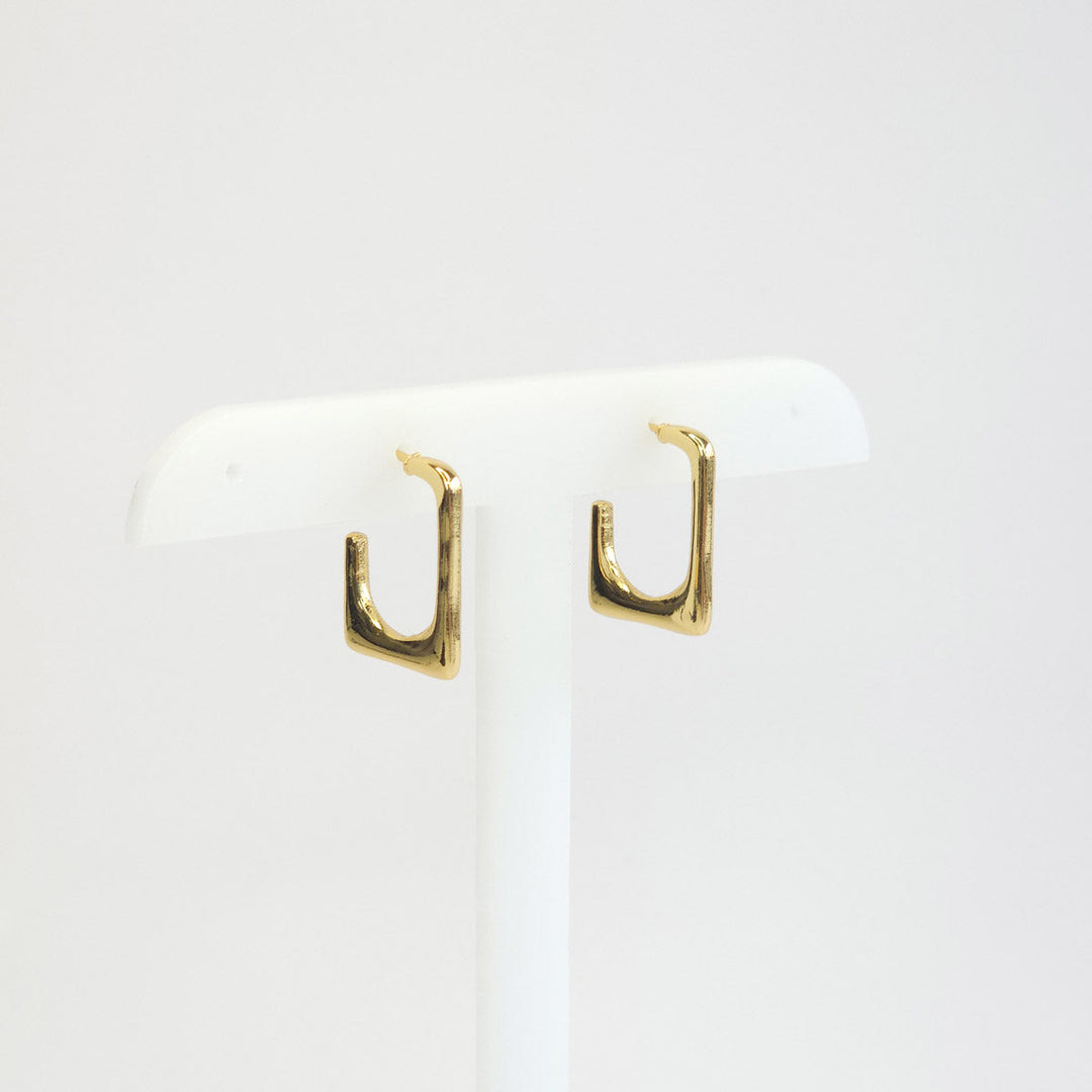 Par de Aretes Doradas Cuadradas