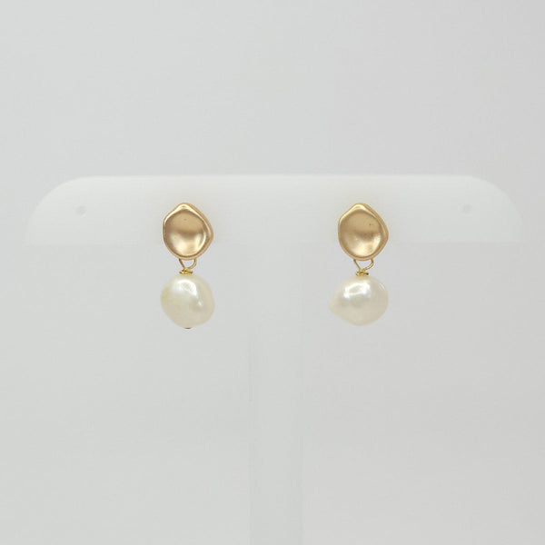 Par de Aretes Dorados con Perla