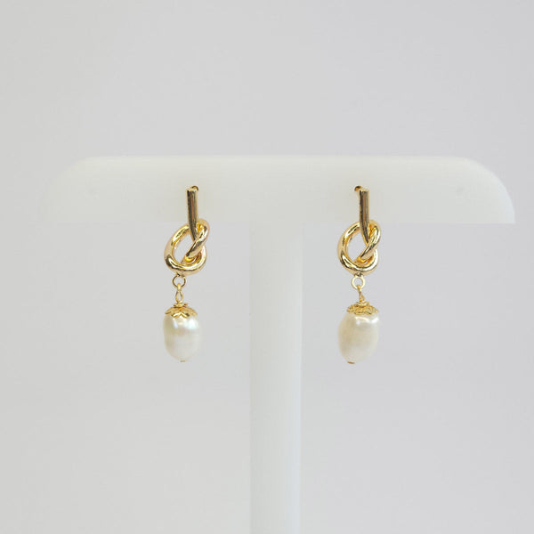 Par de Aretes Nudo y Perlas