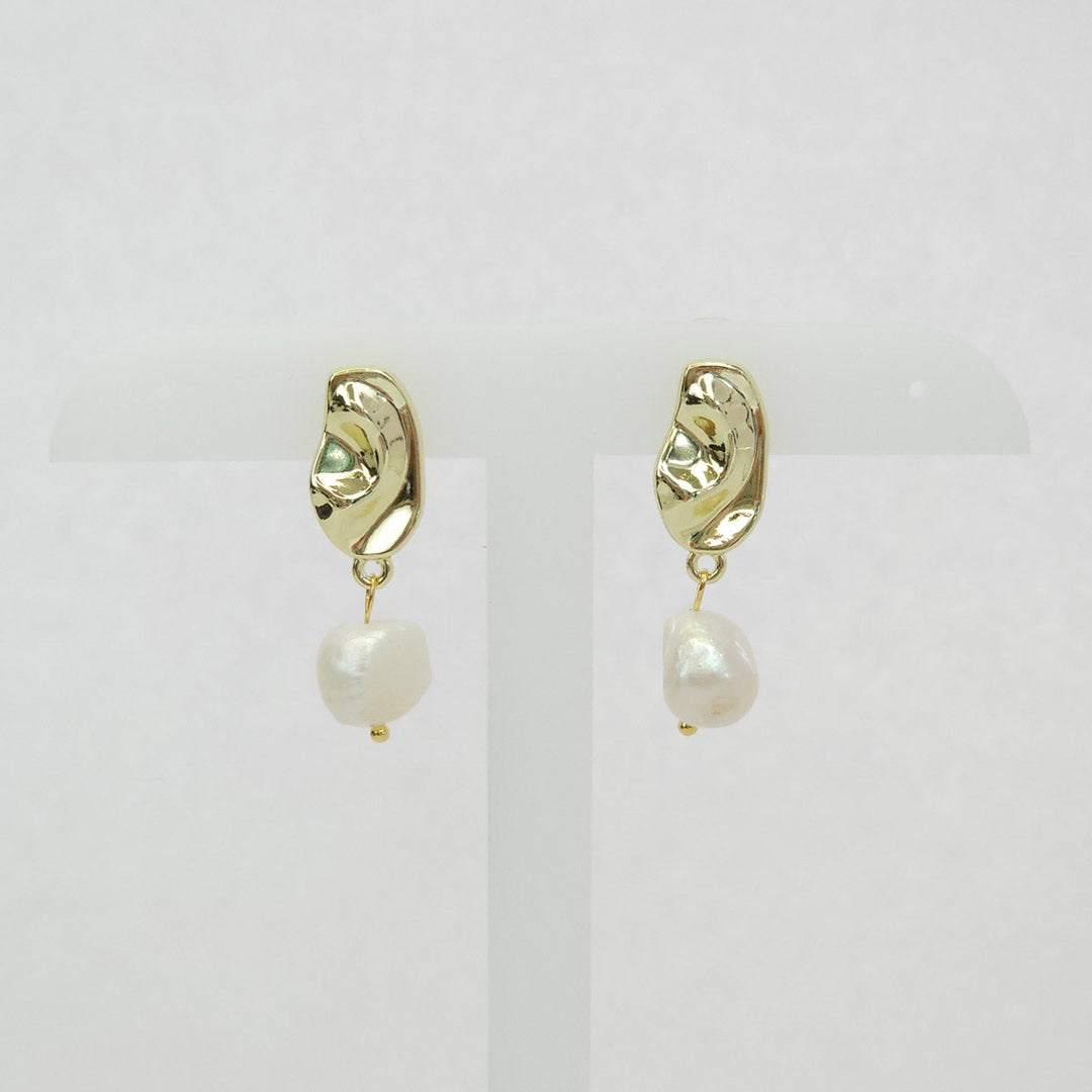 Par de Aretes Dorados con Perla