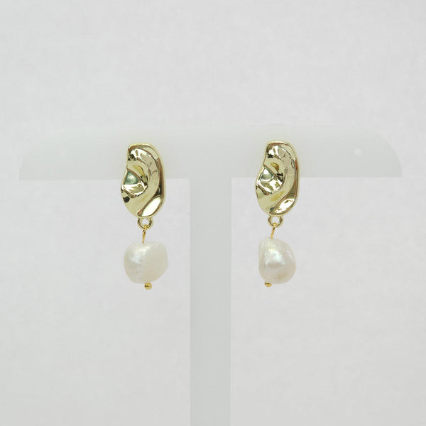 Par de Aretes Dorados con Perla