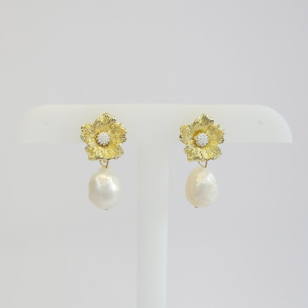 Par de Aretes con Flor y Perlas