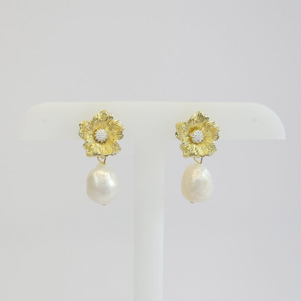 Par de Aretes con Flor y Perlas