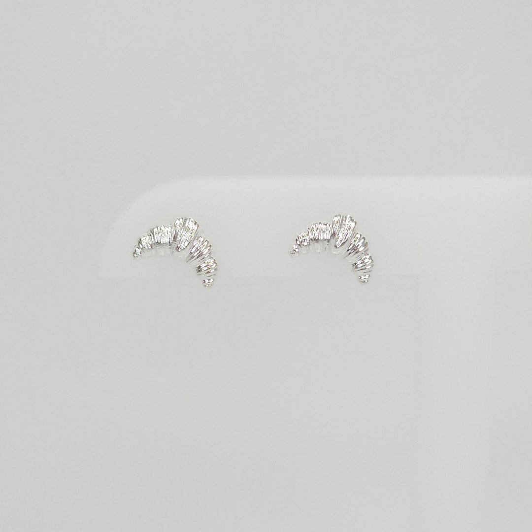 Par de aretes mini croissant plateado