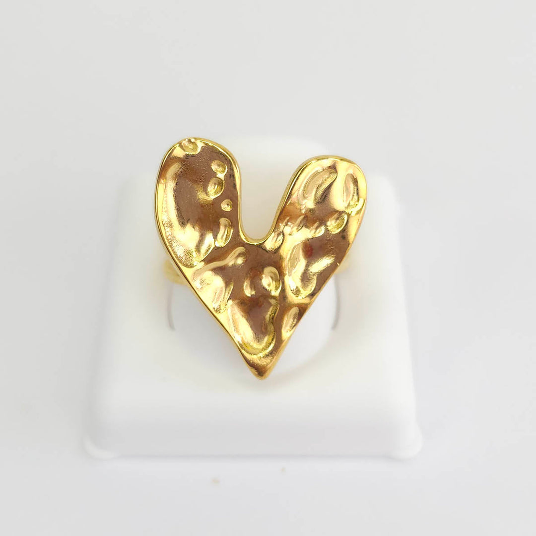Anillo de corazón irregular con textura dorado