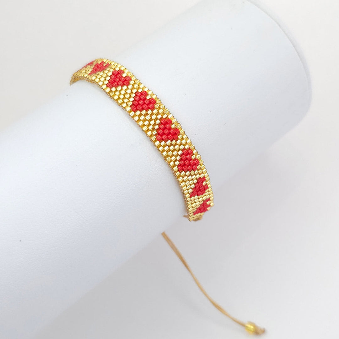 Pulsera tejida de corazones rojos