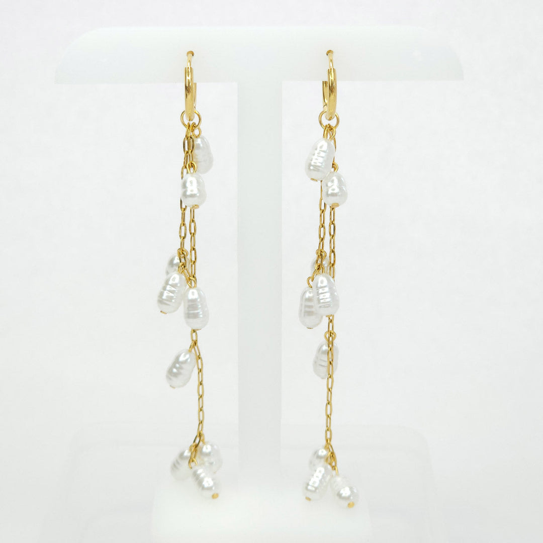 Par de aretes largos con perlas colgantes
