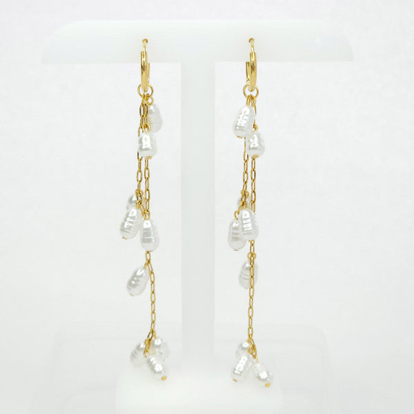 Par de aretes largos con perlas colgantes