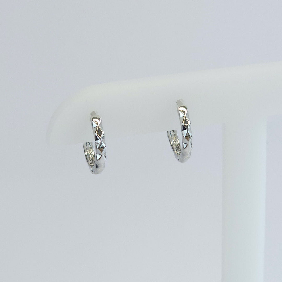 Par de aretes plateado con textura de rombos