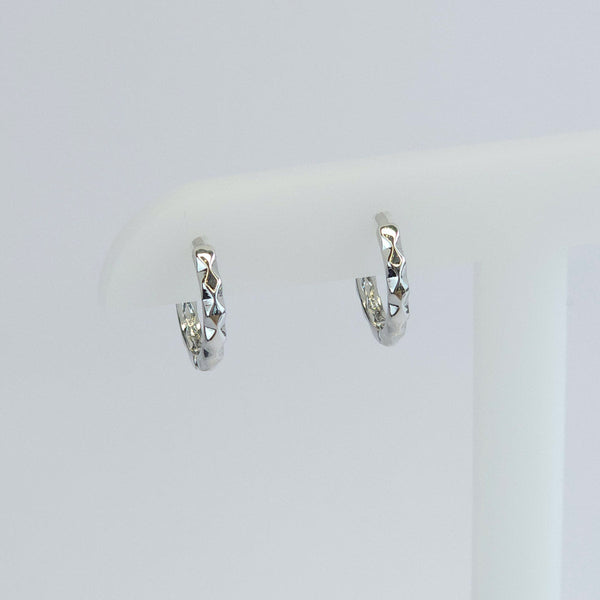 Par de aretes plateado con textura de rombos