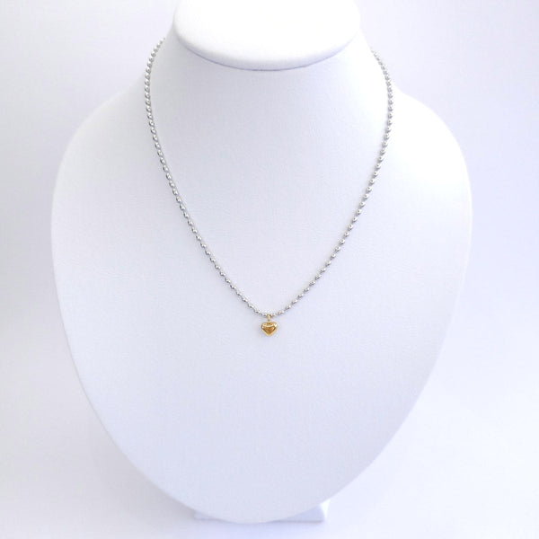 Collar plateado con dije corazón dorado 