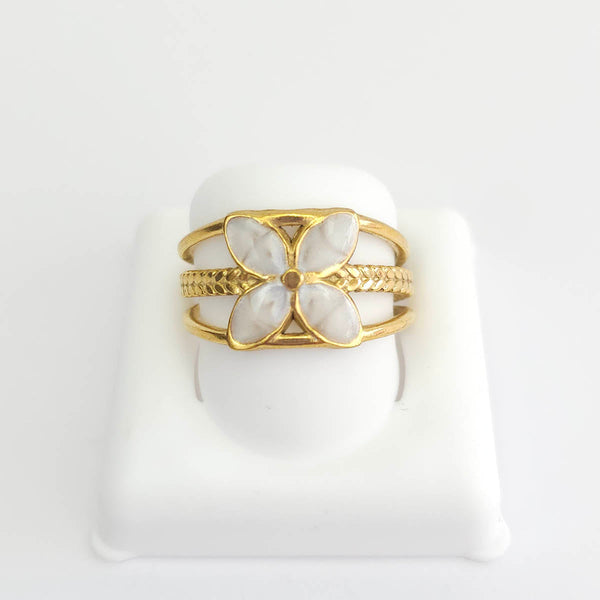 Anillo triple con flor blanca