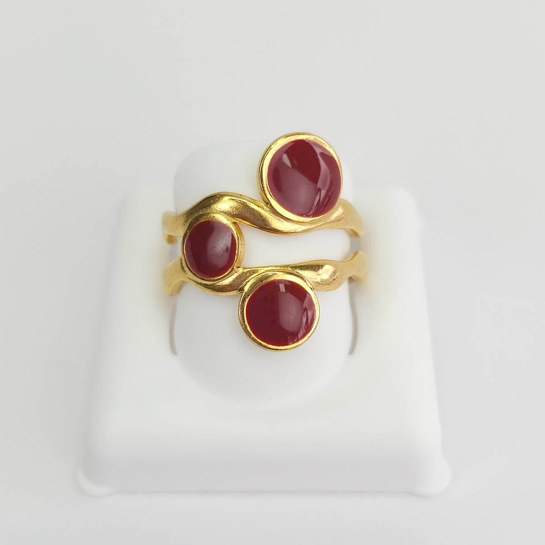 Anillo de triple piedra redonda roja