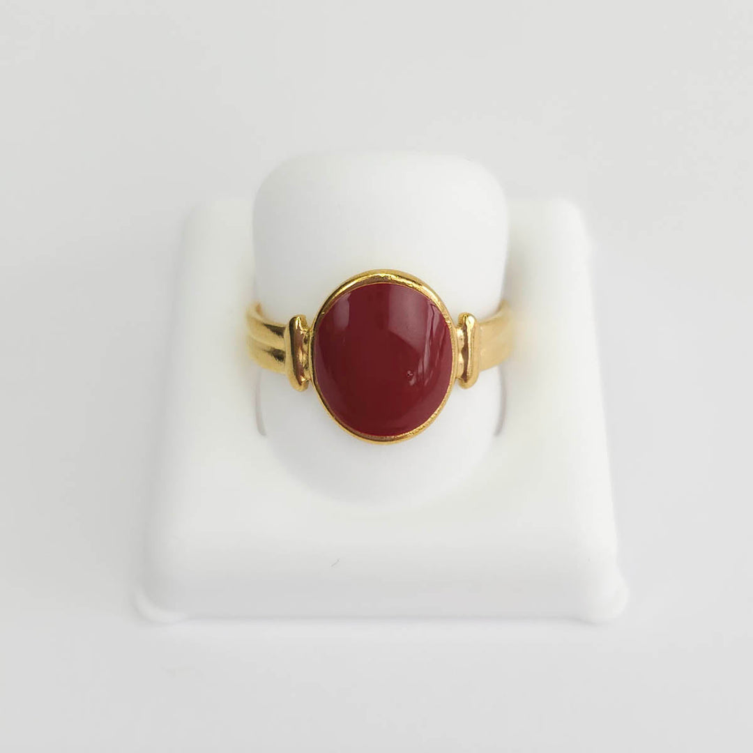 Anillo de piedra redonda centro roja