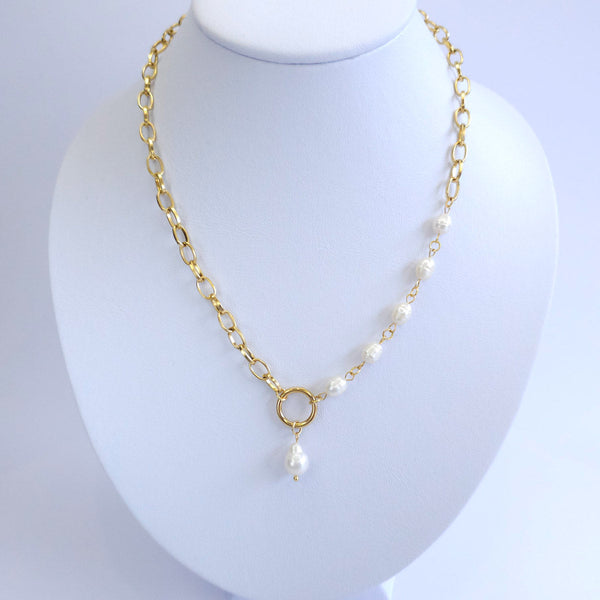 Collar con perlas lateral y dije de perla