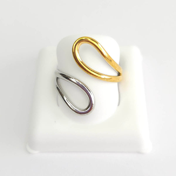 Anillo curveado dorado y plateado