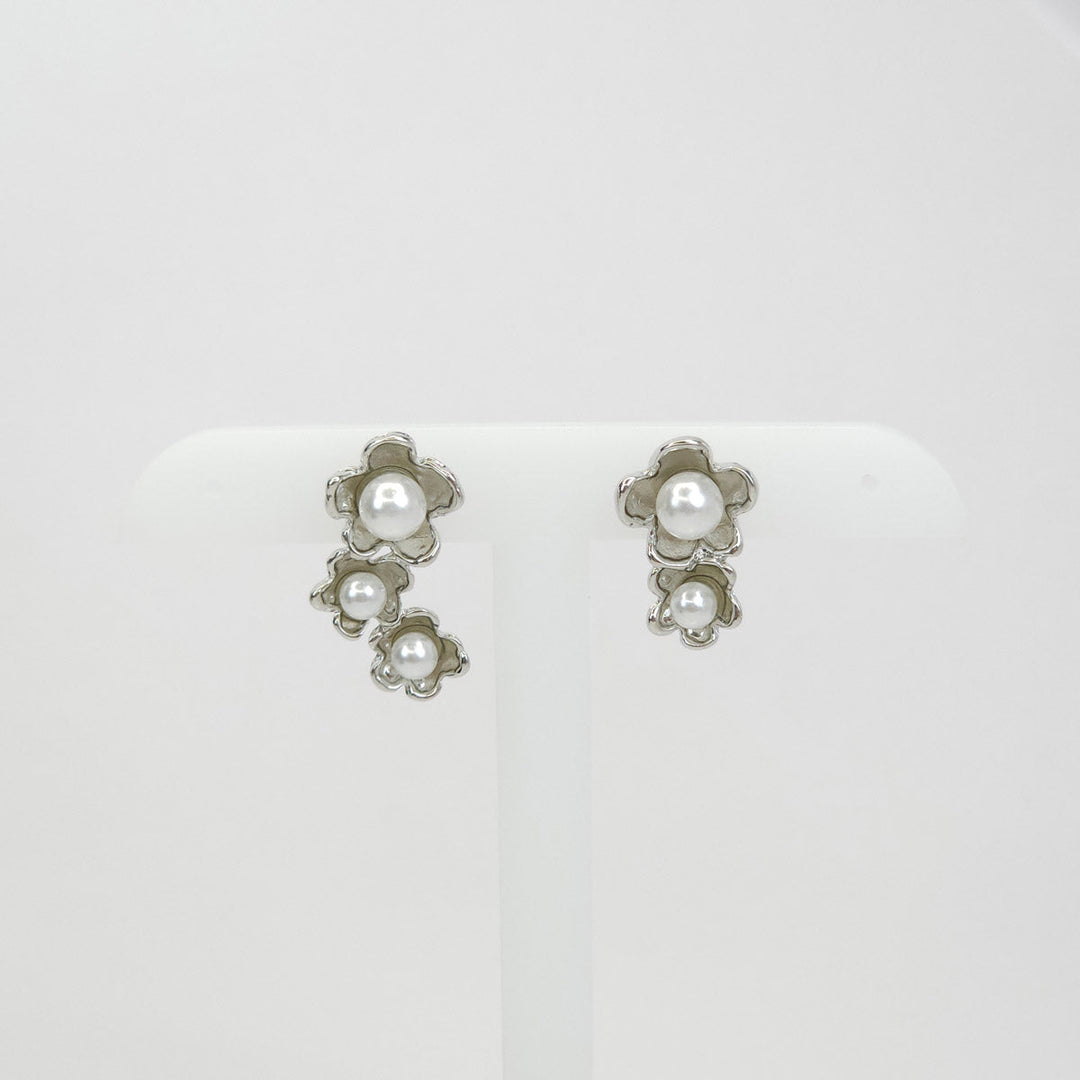 Par de aretes de flor plateados con perla