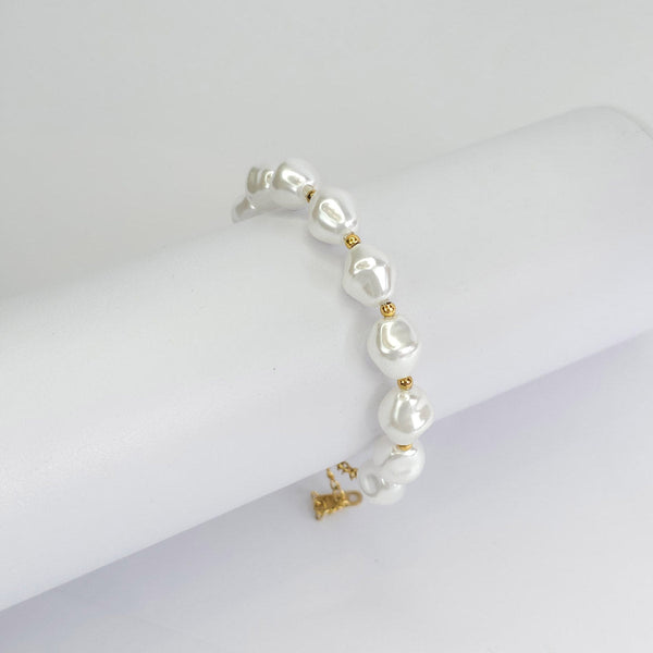 Pulsera de perlas y cuentas doradas