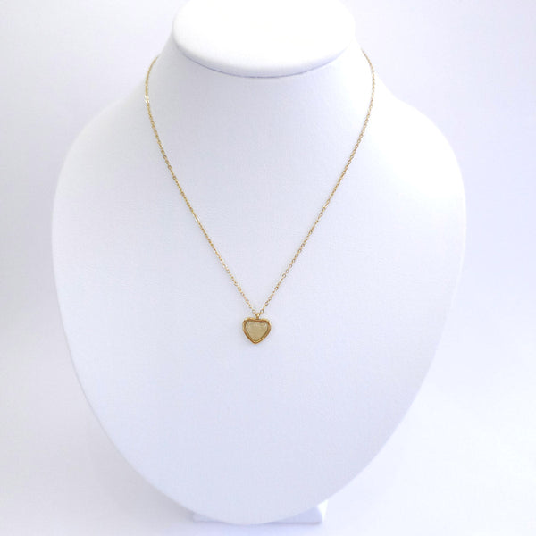 Collar con dije corazón blanco