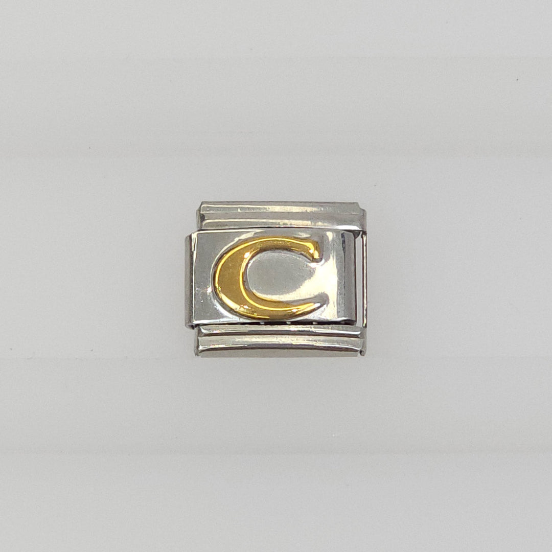 Charm Inicial Dorada 