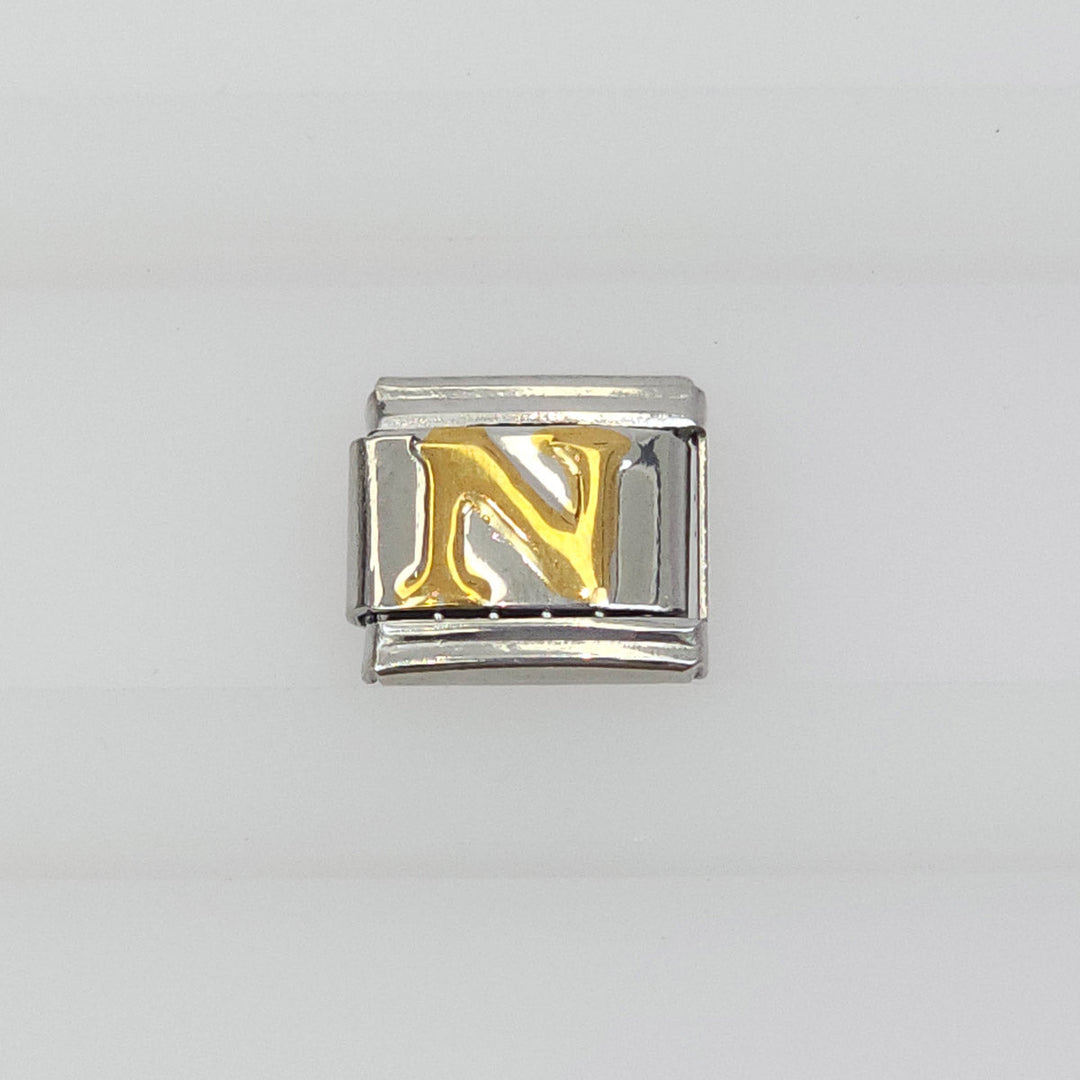 Charm Inicial Dorada 